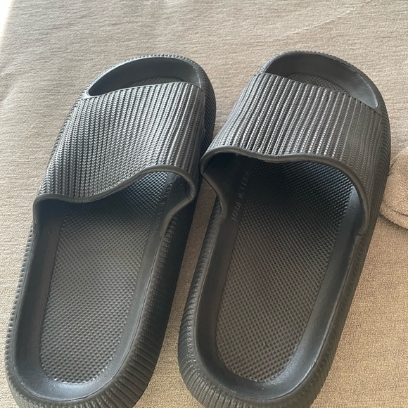 New with bag/never worn Cloudies sandals black size 8 - Picture 6 of 6